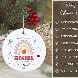 Peut inclure: Ornement de No&euml;l en c&eacute;ramique blanche avec une boucle dor&eacute;e. Il pr&eacute;sente un arc-en-ciel, une pomme et le texte "First Year as Teacher" et "Mrs. Barret 2025". Un cadeau pour les enseignants.