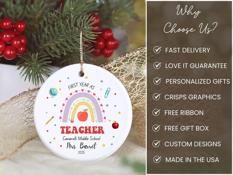 Peut inclure: Ornement de No&euml;l en c&eacute;ramique blanche avec une boucle dor&eacute;e. Il pr&eacute;sente un arc-en-ciel, une pomme et le texte "First Year as Teacher" et "Mrs. Barret 2025". Un cadeau pour les enseignants.