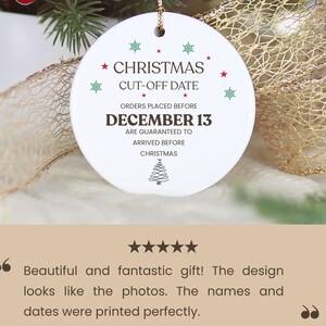 Peut inclure: Ornement de No&euml;l rond blanc avec le texte "CHRISTMAS CUT-OFF DATE" et "DECEMBER 13" imprim&eacute;. L'ornement est d&eacute;cor&eacute; d'&eacute;toiles rouges et de flocons de neige verts. Un petit sapin de No&euml;l est en bas.