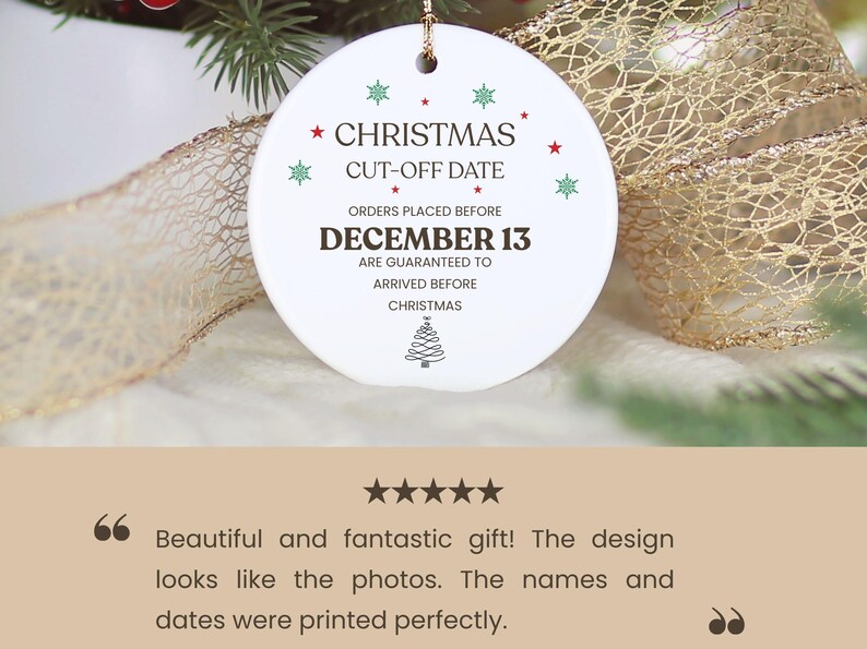 Peut inclure: Ornement de No&euml;l rond blanc avec le texte "CHRISTMAS CUT-OFF DATE" et "DECEMBER 13" imprim&eacute;. L'ornement est d&eacute;cor&eacute; d'&eacute;toiles rouges et de flocons de neige verts. Un petit sapin de No&euml;l est en bas.