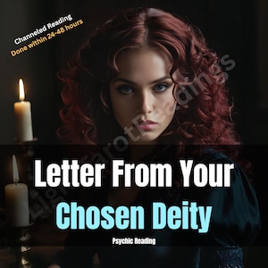 Può includere: L'immagine presenta una donna dai capelli rossi con un'espressione seria, con il testo "Lettera dalla tua Divinità Scelta" e "Lettura Psichica". Due candele accese sullo sfondo, e il testo "Lettura Canalizzata eseguita entro 24-48 ore".
