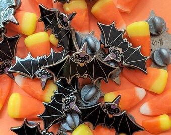 Bat Rat Spooky Season Hard Enamel Pin | Creepy mignon cryptide créature sorcière gothique épingle