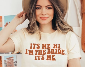 Bride Shirt It's Me Hi I'm the Bride It's Me Tee Gift for Bride Funny Bride T-Shirt Engagement Announcement Retro Groovy Bride Gift Retro