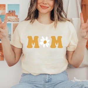 Mom Shirt Retro Daisy Mom Tee Mother's Day Shirts Mom Outfits Cute Mom T-Shirts Trendy Mama T-shirt Mothers Day Gift For Moms Graphic Tee