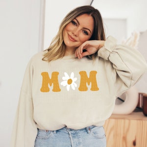 Mom Sweatshirt Retro Mama Shirt Boho Daisy Mama Crewneck Pullover Mothers Day Gift For Mom New Mama Gifts Mama Outfit Loungewear