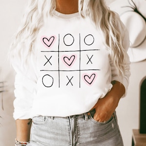 Valentine Sweatshirt XOXO Tic Tac Toe Valentines Shirts for Women Love Heart Cute Crewneck Pullover Women Shirt Gift For Her Wife GF UNISEX
