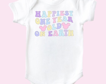 Camiseta "El bebé de un año más feliz del mundo", camiseta de primer cumpleaños con lindas orejas de ratón en tonos pastel, camiseta retro y colorida para el primer cumpleaños, body para bebé, conjunto de regalo