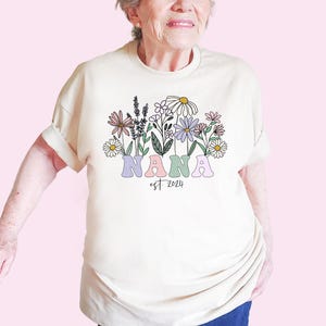 Nana Shirt Floral Nana Est 2024 Tee Wildflower New Grandma T-Shirt Retro Graphic Tee New Grandmother Gift Cute Pregnancy Announcement Shirt