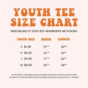 Pode incluir: Tabela de tamanhos de camiseta para jovens com medidas em polegadas para os tamanhos S (6-8), M (10-12), L (14-16) e XL (18-20). A tabela mostra a largura e o comprimento de cada tamanho.