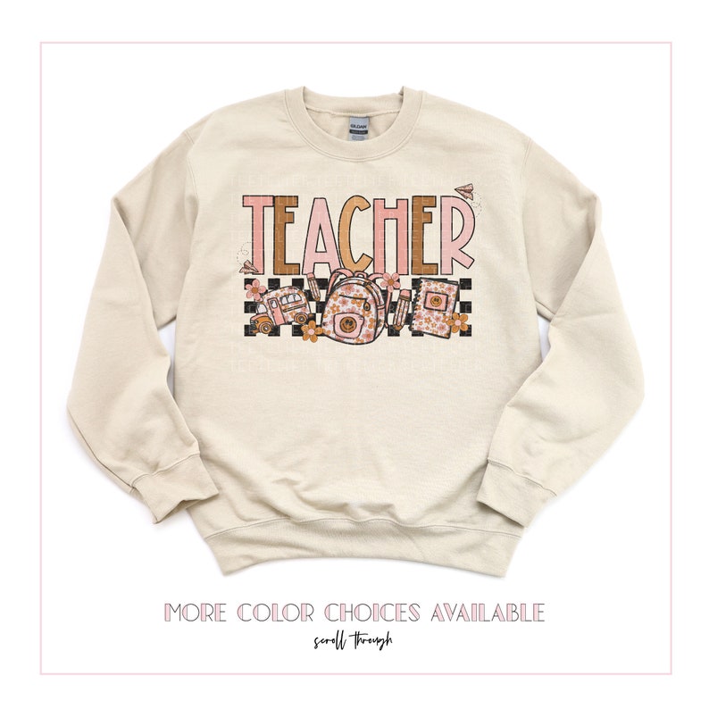 Puede incluir: Una sudadera beige con la palabra "TEACHER" impresa en letras rosas y marrones. El dise&ntilde;o incluye un autob&uacute;s escolar, una mochila y otros &uacute;tiles escolares con detalles florales.