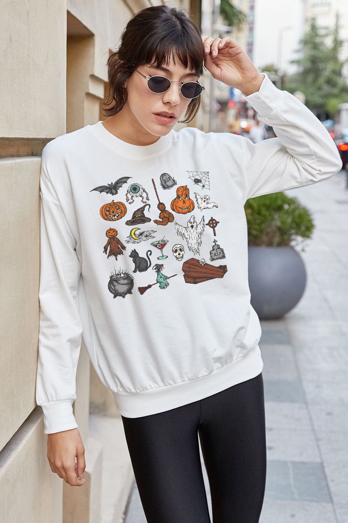 TeeTELIER Halloween Sweatshirt Vintage, Halloween Little Things, Funny Doodles Witch Pumpkin Halloween Favorites Pullover Crewneck Sweater, Plus Sizes