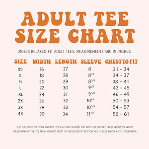 K&ouml;nnte beinhalten: Eine Gr&ouml;&szlig;entabelle f&uuml;r T-Shirts f&uuml;r Erwachsene mit Ma&szlig;en in Zoll. Die Tabelle listet die Gr&ouml;&szlig;en von XS bis 4X mit den entsprechenden Ma&szlig;en f&uuml;r Breite, L&auml;nge, &Auml;rmel und Brustumfang auf.