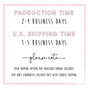 K&ouml;nnte beinhalten: Rosa und wei&szlig;er Text auf wei&szlig;em Hintergrund mit rosa Rand. Der Text lautet "Production Time 2-4 Business Days U.S. Shipping Time 1-5 Business Days please note Rush shipping options are available during checkout USPS only guarantees delivery date with express shipping"
