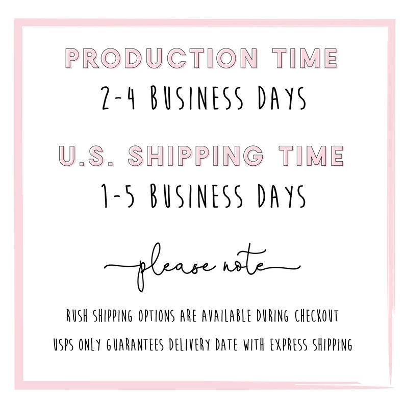 K&ouml;nnte beinhalten: Rosa und wei&szlig;er Text auf wei&szlig;em Hintergrund mit rosa Rand. Der Text lautet "Production Time 2-4 Business Days U.S. Shipping Time 1-5 Business Days please note Rush shipping options are available during checkout USPS only guarantees delivery date with express shipping"