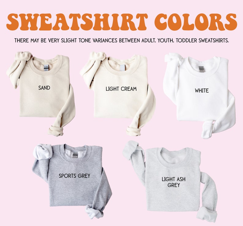 Puede incluir: Cinco sudaderas de diferentes colores dispuestas sobre un fondo rosa. Los colores son arena, crema claro, blanco, gris deportivo y gris ceniza claro. El texto "SWEATSHIRT COLORS" est&aacute; en la parte superior de la imagen. El texto "THERE MAY BE VERY SLIGHT TONE VARIANCES BETWEEN ADULT, YOUTH, TODDLER SWEATSHIRTS." est&aacute; debajo del t&iacute;tulo.