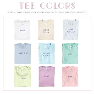 K&ouml;nnte beinhalten: Eine Collage aus gefalteten T-Shirts in verschiedenen Farben, darunter Wei&szlig;, Hellcreme, Hellgrau, Hellblau, Hellblau mit Melange, Mint, Zitronengelb, Lila und Rosa. Der Text "TEE COLORS" befindet sich oben im Bild. Der Text "DON'T SEE WHAT YOU ARE LOOKING FOR? MESSAGE US FOR OTHER SHIRT COLORS AND STYLES." befindet sich unterhalb der Collage.