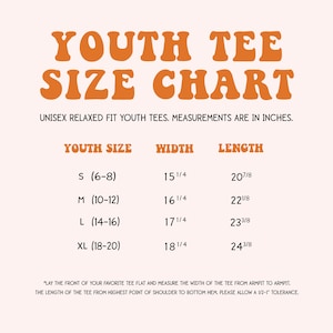 K&ouml;nnte beinhalten: Eine Gr&ouml;&szlig;entabelle f&uuml;r Jugend-T-Shirts, die die Gr&ouml;&szlig;en S bis XL mit den entsprechenden Breiten- und L&auml;ngenma&szlig;en in Zoll zeigt. Die Tabelle tr&auml;gt den Titel "Youth Tee Size Chart" und enth&auml;lt den Text "Unisex Relaxed Fit Youth Tees. Measurements are in inches."