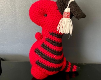 Handmade häkeln Graduation Dino Plushie | Custom Grad Cap & Schulfarben | Einzigartiges Geschenk zum Abschluss