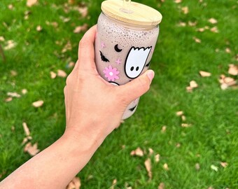 Copo de vidro para cerveja com estampa de fantasma e flor | Copo térmico de 473ml para café gelado com tampa de bambu e canudo | Presente fofo e assustador de Halloween para ela | Estética outonal