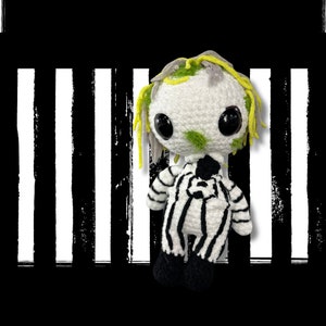 Peluche de escarabajo de rayas blancas y negras: fantasma de 45 cm hecho a mano / Peluche espeluznante inspirado en un escarabajo / Decoración de Halloween