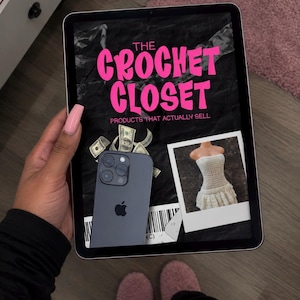 Puede incluir: Una pantalla de tableta que muestra un fondo negro con el texto rosa THE CROCHET CLOSET PRODUCTS THAT ACTUALLY SELL. La pantalla presenta un gráfico de billetes dispersos, un teléfono inteligente gris oscuro y una foto polaroid de un top de crochet blanco.