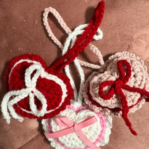 Heart Purse Charm – Kawaii Crochet Bag Accessory | Soft Plush Keychain Gift | Handmade Y2K Aesthetic Charm | Sweet Pink Bag Clip