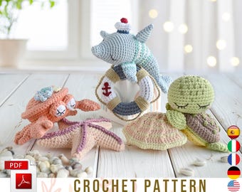 Puede incluir: Patrón de crochet para un conjunto de juguetes amigurumi con temática oceánica, que incluye un delfín, una tortuga, un cangrejo y una estrella de mar. Los juguetes están hechos con hilo suave en tonos de azul, verde, naranja y rosa.