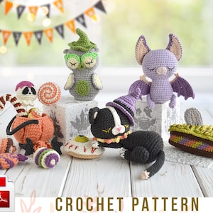 Może przedstawiać: Wzory na szydełku do amigurumi o tematyce Halloween. Wzory obejmują fioletowego nietoperza, zieloną sowę, czarnego kota w czarodziejskim kapeluszu, czaszkę z kukurydzy cukrowej i zielono-brązowy tort.
