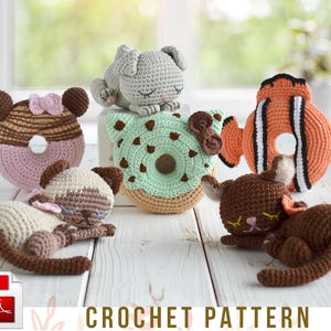 Schema amigurumi per gatti all'uncinetto: gattini che dormono su cuscini a ciambella (PDF, Eng)
