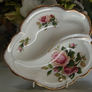 Royal Albert anniversary rose leaf dish in beautiful conditionRoyal Albert Annyversary leaf dish in beautiful condition
