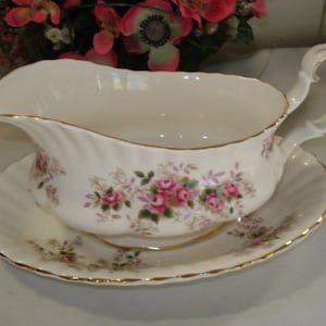 Royal Albert sauce boat with saucer in beautiful condition, including the gold edges