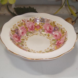 Royal Albert Serena porridge bowl in beautiful condition, also the edges