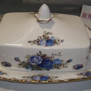 Royal Albert Moonlight Rose butter dish in beautiful, pristine condition, including the rim; the tip of the lid is missing a little gold.