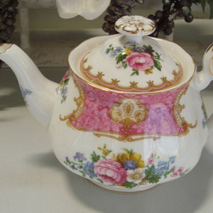 Royal Albert Lady Carlyle teapot medium in beautiful condition