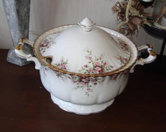 Royal Albert Cottage Garden a beautiful rare soup tureen in beautiful, intact condition, rim of bowl has a few spots of slight friction