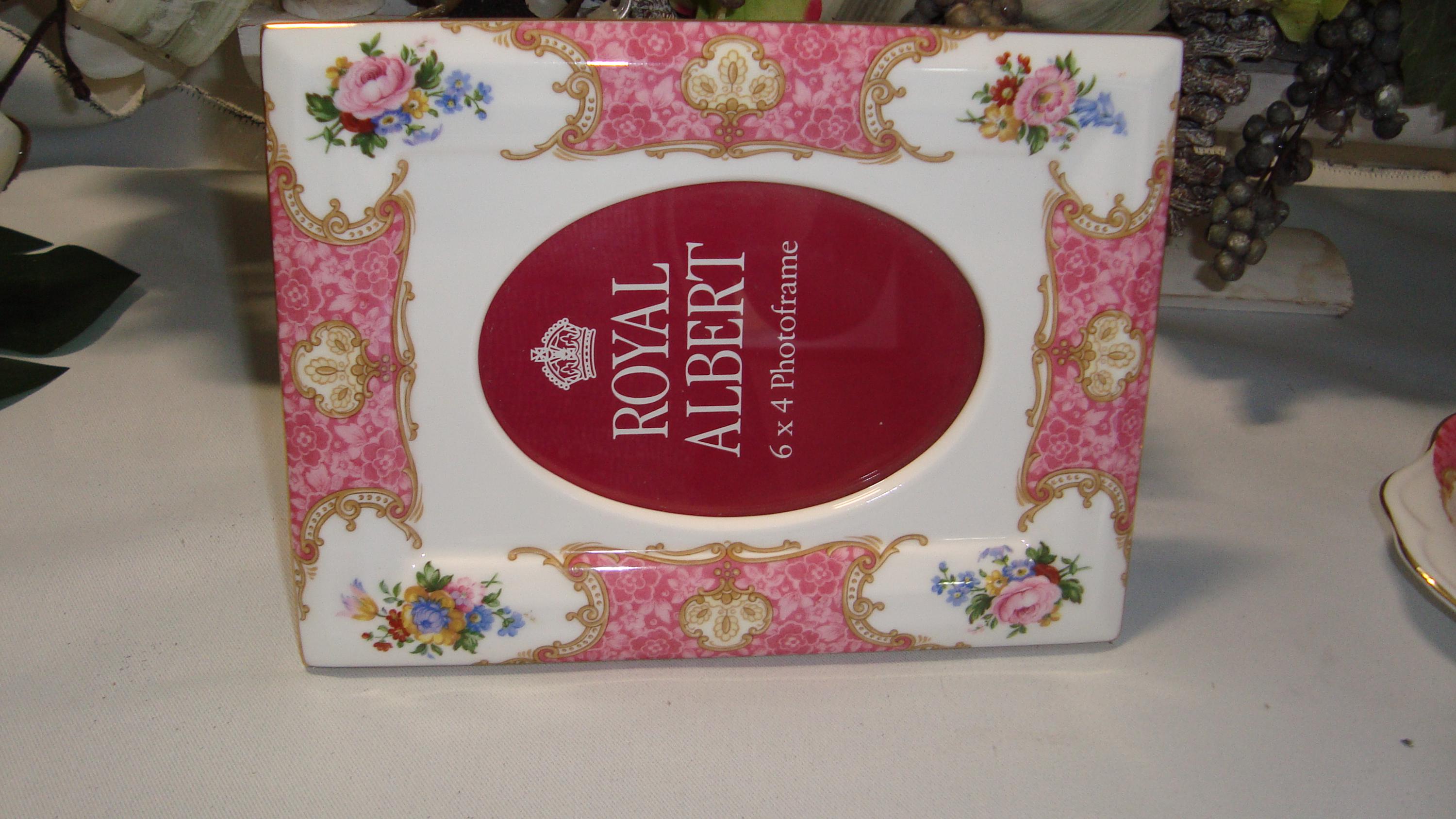ロイヤルアルバートレディカーライルフォトフレームは美しい状態で、縁
