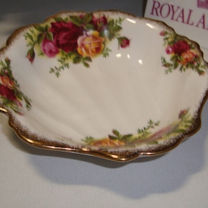 Royal Albert Old Country Roses shell bowl in beautiful condition, including the edges