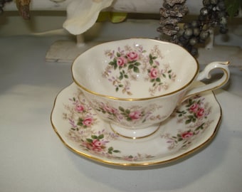 Taza de té Royal Albert Lavender Rose Avon con platillo en hermosas condiciones