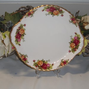 Royal Albert Old Country Roses cake dish in beautiful condition, also the edges