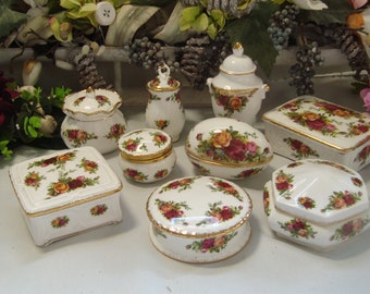 Royal Albert Old Country Roses trinket / collectible in beautiful, pristine condition, including the edges.