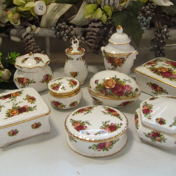 Royal Albert Old Country Roses trinket / collectible in beautiful, pristine condition, including the edges.