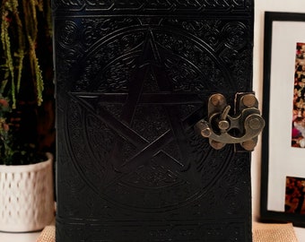 Diario de cuero con pentagrama en relieve: Libro de las sombras hecho a mano