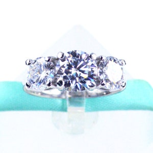 Pierścionek zaręczynowy z diamentem 3Stone 4Crat Moissanite White, srebro próby 925, kamień główny 2Cr8MM