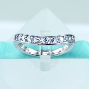 Aliança de casamento curva de prata esterlina: anel de diamante simulado com zircônia cúbica