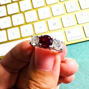 レッドルビー スリーストーン エンゲージリング：モアッサナイトアクセント、プラチナメッキ