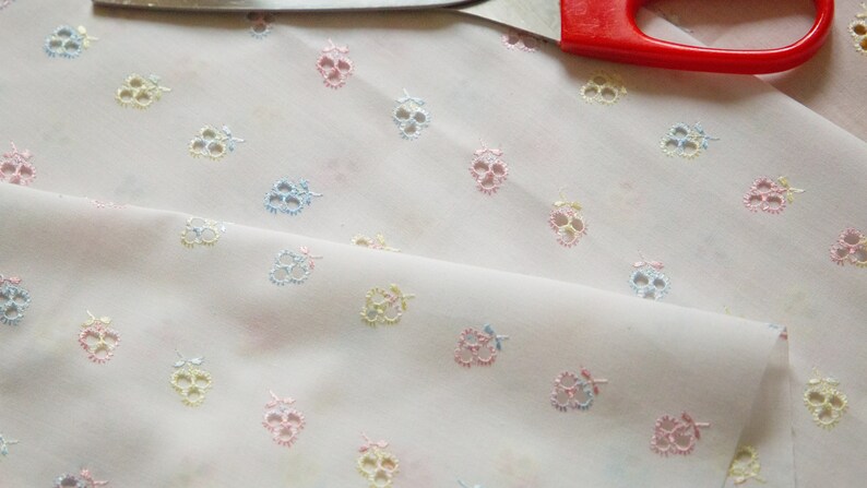 2,3m x 1,5m Eyelet Lace Broderie Anglaise Fabric