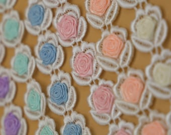 White Rayon Guipure Trim With a Rose 4.6m