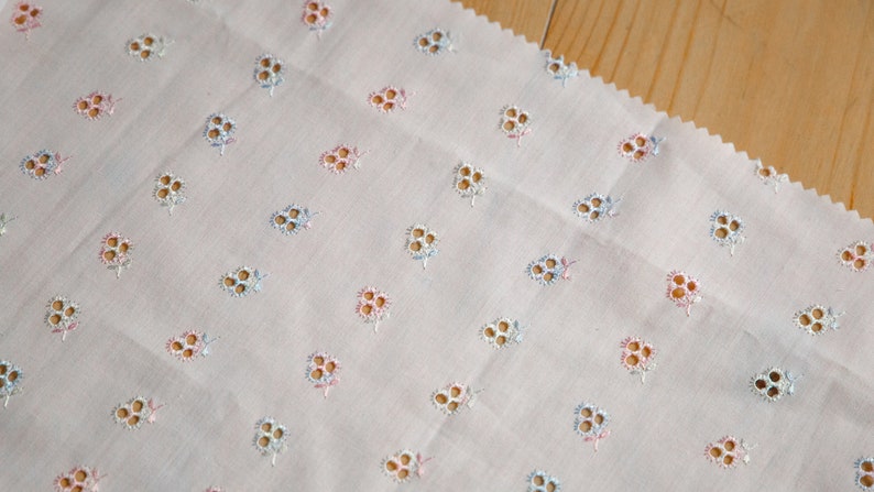 2,3m x 1,5m Eyelet Lace Broderie Anglaise Fabric