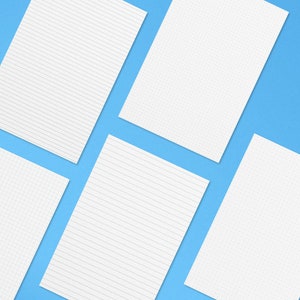 Pode incluir: Cinco folhas de papel brancas com padrões diferentes em um fundo azul claro. As folhas são linhas, quadriculadas e pontilhadas.