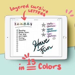 Puede incluir: Una pantalla de tableta digital que muestra una lista de tareas escritas a mano para el domingo con las palabras "Have Fun" escritas en cursiva. La lista incluye tareas como lavar la ropa, la cena familiar, la preparación de la comida y la tarea. La pantalla también muestra una sección para hacer pegatinas con las palabras "Make Stickers", "Post Stickers" y "Use Stickers". El texto "13 in 3 Colors" está escrito debajo de la tableta.
